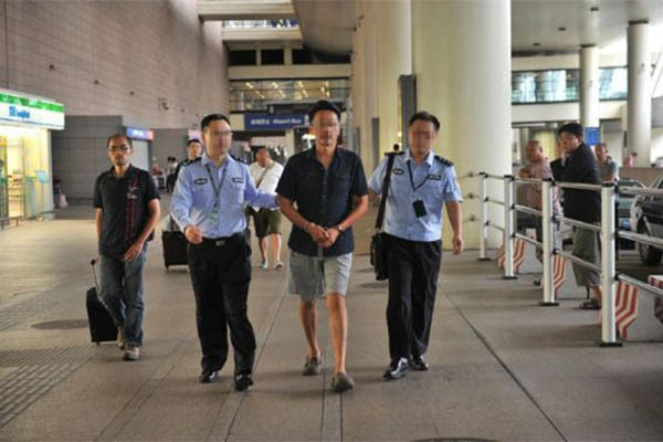 ▲ '여우사냥' 작전을 통해 체포돼 중국으로 압송되는 전직 공산당 간부. 中공산당은 세계 각국에서 불법적으로 '여우사냥' 작전을 펼치고 있다. ⓒ中시나닷컴 영문판 보도화면 캡쳐