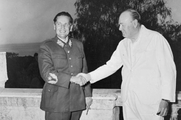 ▲ 유고슬라비아의 사회주의 계열 무장 독립운동가인 요시프 브로즈 티토가 1944년 영국의 윈스턴 처칠 수상과 회담하고 있다. 회담 직후 영국을 비롯한 연합국은 티토가 이끄는 유고슬라비아 임시정부를 승인했다. ⓒ위키백과