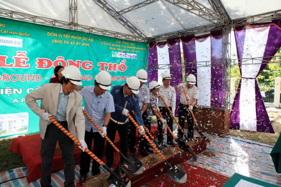 ▲ 삼성물산 임직원들이 지난 14일 베트남 중부 하띤성 끼안시사 지역에서 공공도서관 착공식을 하고 있다.ⓒ삼성물산