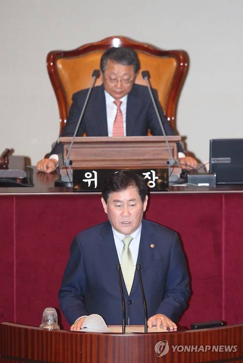 ▲ 18일 오전 국회 예결위회의장에서 열린 예산결산특별위원회 전체회의에서 최경환 부총리 겸 기획재정부 장관이 2014 회계연도 결산 및 예비비지출 승인에 대한 제안 설명을 하고 있다. ⓒ 연합뉴스