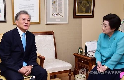 ▲ 새정치민주연합 문재인 대표가 18일 오후 서울 동교동 김대중 전 대통령 사저를 방문, 이희호 여사와 대화하고 있다.ⓒ연합뉴스