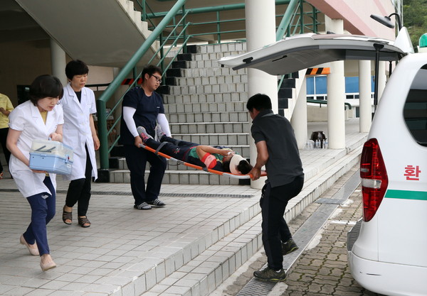 ▲ 하동문화예술회관 피폭 가상훈련에서 소방대원들이 인명을 구조하고 있다 하동군 ⓒ뉴데일리