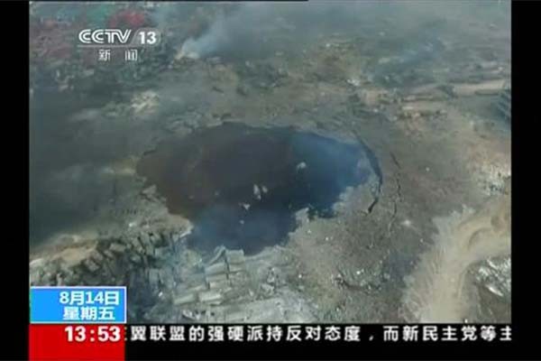 ▲ 텐잔 폭발사고 현장을 항공촬영한 모습. 거대한 웅덩이의 폭은 70m나 된다고 한다. ⓒ中CCTV 보도화면 캡쳐-유튜브