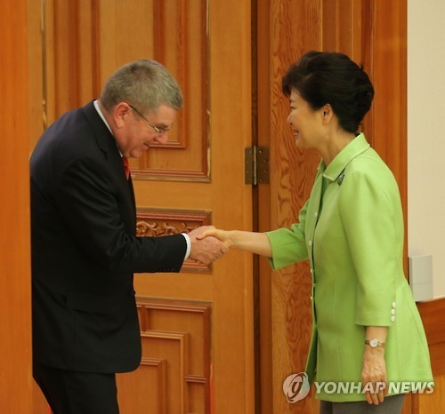 박근혜 대통령이 19일 청와대를 방문한 바흐 IOC 위원장과 악수를 나누고 있다. ⓒ연합뉴스 DB