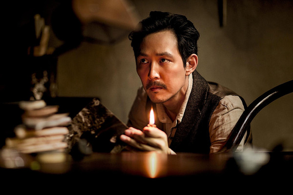 ▲ 백의사(白衣社)의 총사령이었던 염동진(廉東振)을 모델로 그려진 염석진(이정재 분).   ⓒ 뉴데일리