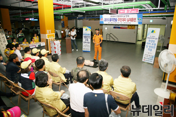 ▲ 19일 오후 대구 동구 동촌로 소재 동대구우체국 지하주차장에서 민방공대피훈련 중 소방관으로부터 심폐소생술 교육을 받고 있다. ⓒ경북우정청 제공