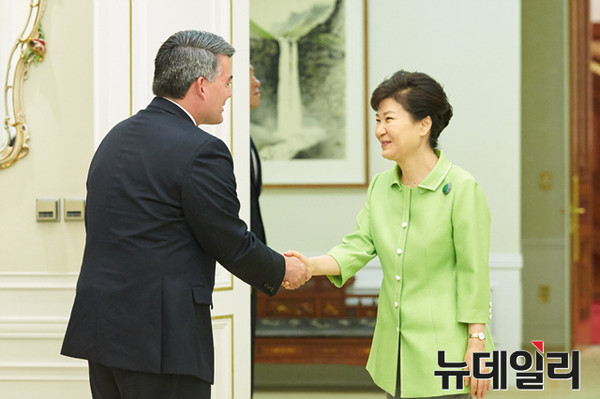 ▲ 박근혜 대통령이 19일 청와대에서 코리 가드너(Cory Gardner) 미국 상원 외교위원회 동아태소위원장을 접견하고 있다. ⓒ뉴데일리