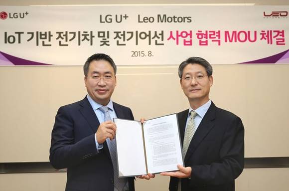 ▲ LG유플러스 권준혁 Industrial IoT사업담당 상무(오른쪽)와 레오모터스(Leo Motors, Inc.)강시철 회장(왼쪽)ⓒLG유플러스