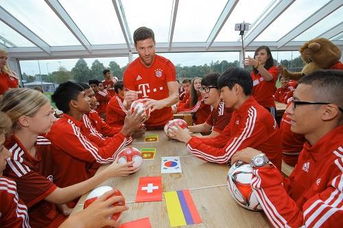 ▲ 2015 알리안츠 주니어 풋볼 캠프에서 FC 바이에른 뮌헨의 미드필더 사비 알론소가 한국을 포함한 각국의 참가자들에게 사인을 해주며 대화를 나누고 있다.