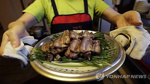 ▲ 지난 4월 공정위 조사관들은 때아닌 '개고기' 값 실태확인에 나서야 했다@