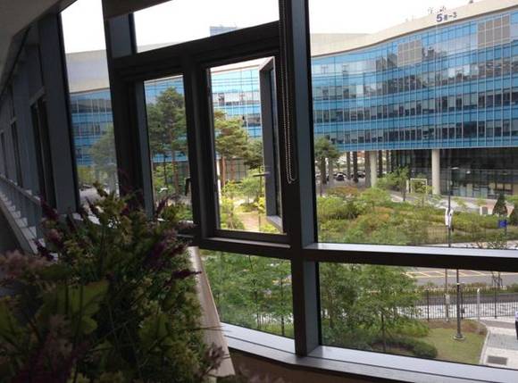 ▲ 복도 냉방 중 휴식공간에 창문이 열려져 있다.ⓒ뉴데일리경제