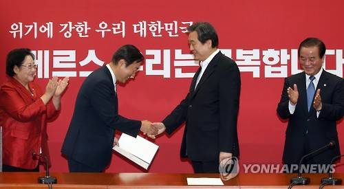 ▲ 지난 6월 김무성 대표가 김종석 신임 여의도연구원장에게 임명장을 주고 있다. ⓒ 연합뉴스