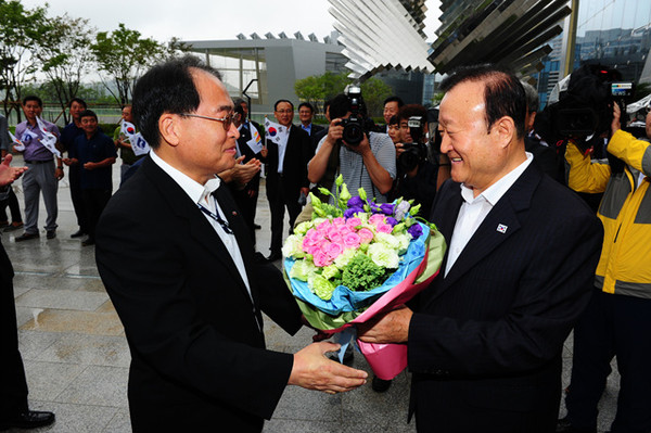 ▲ 박보생 김천시장이 박구원 한국전력기술 사장에게 꽃다발을 전달하고 있다.ⓒ김천시 제공