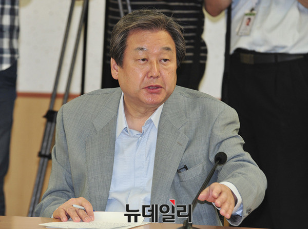 ▲ 새누리당 김무성 대표가 20일 서울 종로구에서 열린 '이북도민회 부설 동화연구소 세미나'에 참석해 "진정한 광복은 남북통일"이라며 "긍정적 사관을 통해 국민대통합을 이루면 평화통일이 앞당겨질 것"이라고 밝혔다. ⓒ뉴데일리 이종현 기자