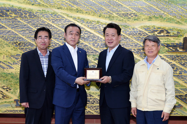 ▲ 손광락 원장이 지역발전과 인재육성에 동참하기 위해 지난 19일  500만원의 장학기금을 경주시장학회에 쾌척했다.ⓒ경주시 제공