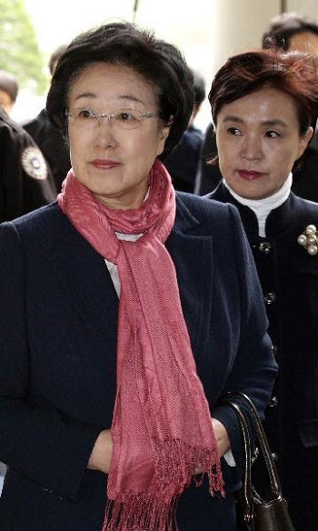 ▲ 2013년 9월 한명숙 의원이 항소심 법정에 출석하기 위해 서울고등법원에 들어서고 있다. ⓒ 조선닷컴