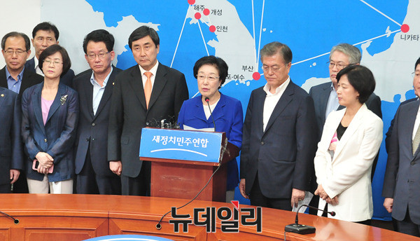 ▲ 불법 정치자금을 받은 혐의로 대법원에서 징역 2년을 확정받은 한명숙 전 총리가 20일 오후 국회 새정치민주연합 당대표회의실에서 입장 발표 기자회견을 하고 있다.ⓒ뉴데일리 이종현 기자