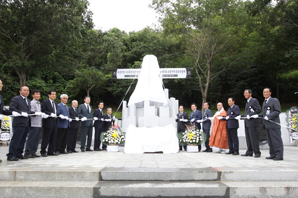 ▲ 포항시는 전쟁당시 민간인 희생자 위령탑 제막식 및 합동위령제를 열었다.ⓒ포항시 제공