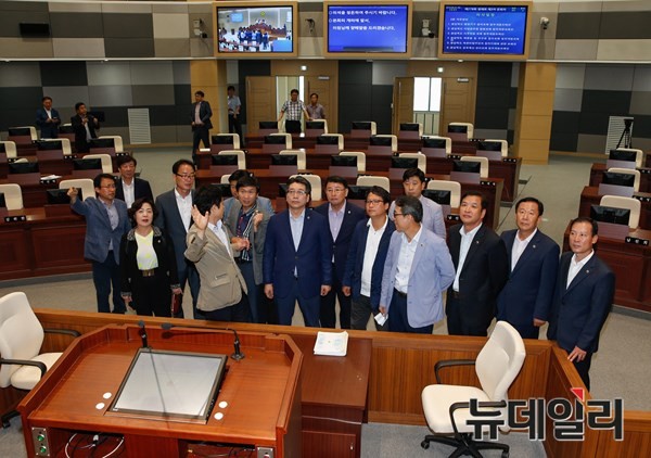 ▲ 도의회 운영위원들이 20일 안동으로 이전하는 의회 신청사를 찾아 준비상황을 살펴봤다.ⓒ도의회 제공