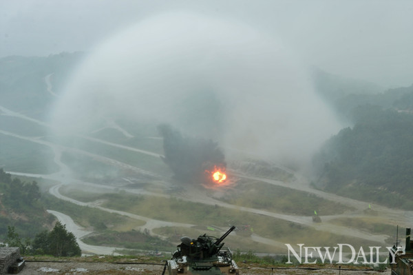 ▲ 포사격을 실시하고 있는 우리군 자주포의 모습.(사진은 해당사건과 관련 없음) ⓒ뉴데일리 정상윤 기자