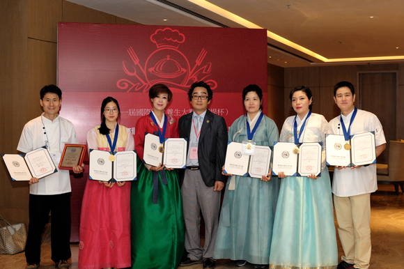 ▲ 제11회 국제미식양생대회(왼 문원식 류재희 손미숙 양승 문정희 황지희 김우석)ⓒ