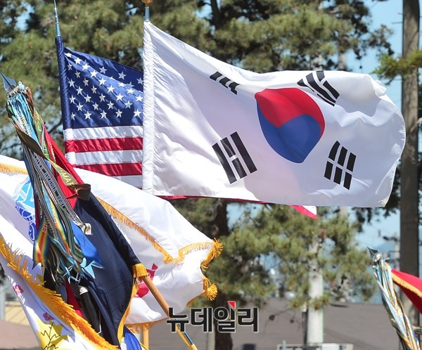 ▲ 태극기와 성조기가 나란히 펄럭이는 모습.  ⓒ뉴데일리DB