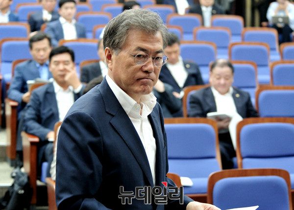 ▲ 새정치민주연합 문재인 대표가 북한의 관계개선 목소리에 귀를 기울여야 한다면서 