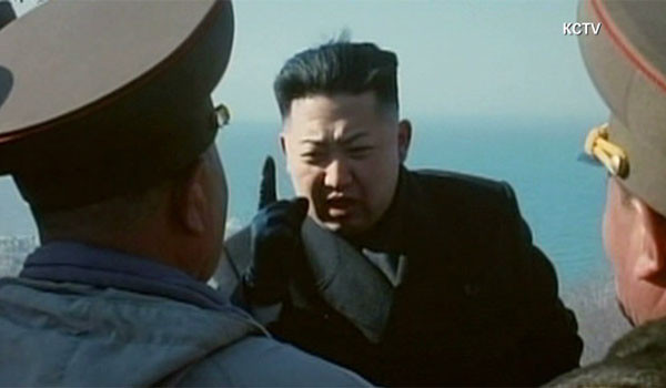 ▲ "서울에 전화해서 '이번 딱 한 번만 봐달라고 하라니까" 김정은이 부하들을 모아놓고 열심히 자신의 주장을 펴고 있다. ⓒ北선전매체 보도화면 캡쳐