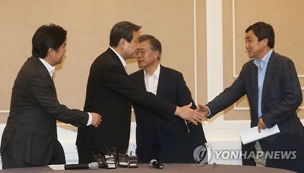 ▲ 여야 양당의 지도부가 22일 국회 귀빈식당에서 2+2 지도부 회동을 갖고 공동 합의문을 발표한 직후, 서로 악수를 나누고 있다. 사진 왼쪽부터 새누리당 원유철 원내대표, 김무성 대표최고위원, 새정치민주연합 문재인 대표, 이종걸 원내대표. ⓒ연합뉴스 사진DB