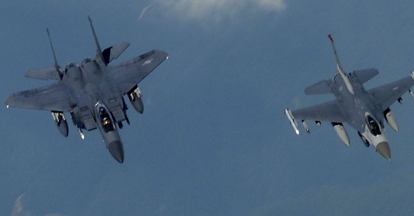 ▲ 22일 한미양국 공군이 무력시위 기동 나선 모습. 전투에 공대공 미사일만 보인다.ⓒ공군