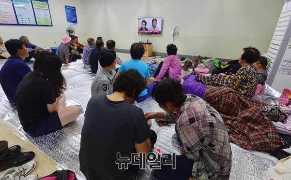 ▲ 북한의 포격 도발이 일어난 경기도 연천군 중면 주민들이 20일 오후, 민방공대피소에서 북한의 포격 도발 관련 뉴스를 보고 있다. ⓒ뉴데일리 정상윤 기자