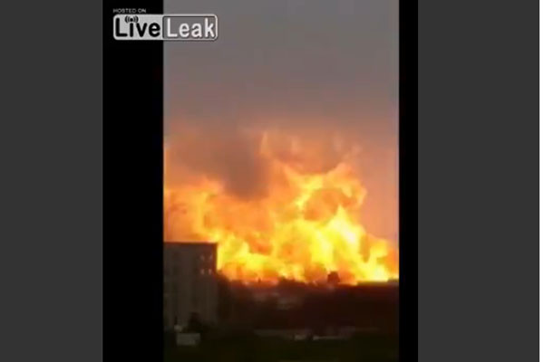 ▲ 지난 22일 산둥성 쯔보시 인근의 한 시골에 있던 화학공장에서 대규모 폭발사고가 일어났다. ⓒ동영상 공유사이트 라이브리크 관련영상 캡쳐