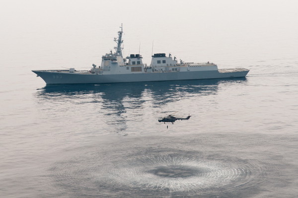 ▲ 이지스함과 링스 헬기의 대잠수함 훈련모습.ⓒ해군