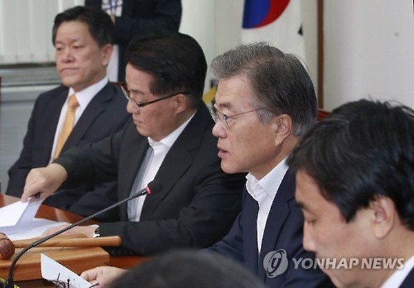 ▲ 새정치민주연합의 한반도평화안전보장특별위원회 위원장으로 임명된 박지원 전 원내대표가 24일 열린 최고위원회의에 참석한 가운데, 문재인 대표가 모두발언을 하고 있다. ⓒ연합뉴스 사진DB