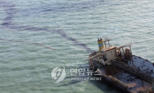 ▲ 지난 2007년 12월 사고 당시 해상에 떠있는 유조선 허베이 스피리트호의 모습. ⓒ 연합뉴스