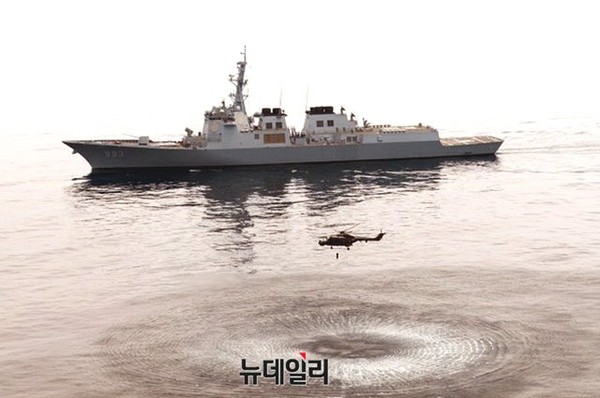 ▲ 이지스함과 링스헬기의 대잠수함 훈련모습. ⓒ 해군