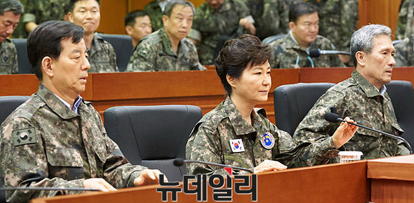 ▲ 박근혜 대통령이 지난 21일 3군 사령부를 찾아 안보현황을 점검하고 있다. ⓒ 뉴데일리