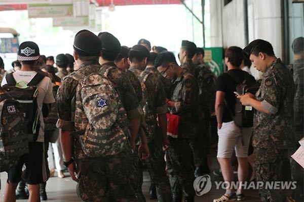 ▲ 지난 22일 버스 터미널에서 부대복귀 버스를 기다리는 장병들. 북한이 바란 미복귀, 탈영 소식은 없었다. ⓒ연합뉴스. 무단전재 및 재배포 금지.