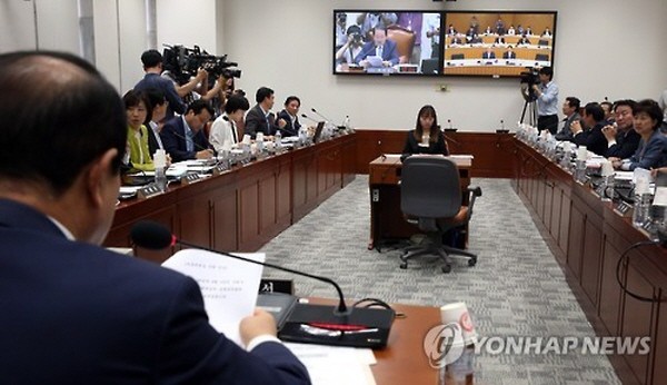 ▲ 국회 교육문화체육관광위원회(교문위) 전체회의가 24일 국회본청 220호 영상회의실에서 사상 처음으로 영상 회의로 열렸다. 모니터 속에서 박주선 교문위원장이 발언하고 있다. 옆 모니터는 같은 시각, 정부세종청사 12동 영상회의실에 모여 있는 황우여 교육부총리와 교육부 공무원들의 모습. ⓒ연합뉴스 사진DB