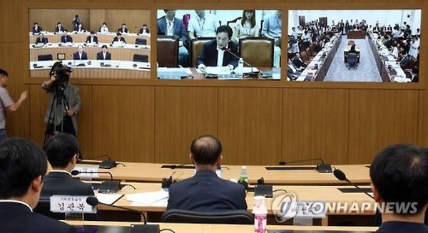 ▲ 국회 교육문화체육관광위원회(교문위) 전체회의가 24일 사상 처음으로 영상 회의로 열렸다. 황우여 교육부총리 이하 교육부 공무원들이 정부세종청사 12동 영상회의실에 모여 같은 시각 국회본청 220호 영상회의실에서 진행되고 있는 정의당 정진후 의원의 질의를 경청하고 있다. ⓒ연합뉴스 사진DB