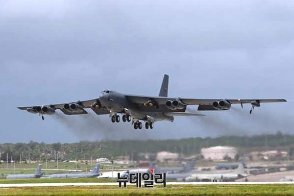 ▲ B-52 폭격기는 27t의 폭탄을 싣고, 6,400km 이상의 거리를 날아가 폭격할 수 있는 장거리 폭격기다(자료사진). ⓒ 뉴데일리DB