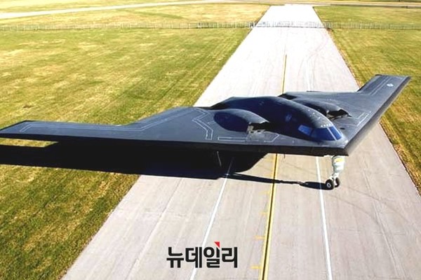 ▲ 미군의 B-2 스텔스폭격기. B-2 폭격기는 내부무장창에 1만 8,144kg에 달하는 핵폭탄 16발을 탑재할 수 있다. ⓒ 뉴데일리DB
