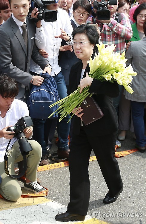 ▲ 불법 정치자금을 받은 혐의로 2년 실형이 확정된 한명숙 전 총리가 24일 수감을 위해 경기도 의왕시 서울구치소로 들어서고 있다. ⓒ연합뉴스