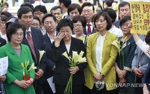 ▲ 불법 정치자금을 받은 혐의로 2년 실형이 확정된 한명숙 전 총리가 24일 경기도 의왕시 서울구치소 앞에서 지지자들을 만나 인사를 한 뒤 눈물을 흘리고 있다.ⓒ연합뉴스