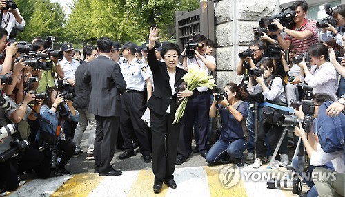 ▲ 불법 정치자금을 받은 혐의로 2년 실형이 확정된 한명숙 전 총리가 24일 경기도 의왕시 서울구치소 앞에서 지지자들을 만나 인사를 한 뒤 눈물을 흘리고 있다.ⓒ연합뉴스