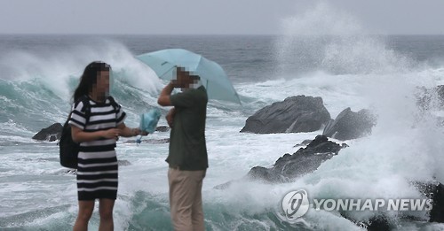 ▲ 15태풍 고니의 북상으로 제주도 서귀포 등이 간접 영향권에 들었다.  ⓒ 연합뉴스