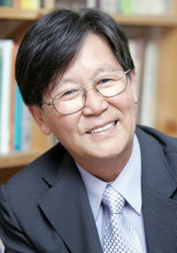 ▲ '통일혁명당 사건'으로 세상에 알려진 신영복 성공회대 석좌교수. 그는 손혜원 홍보위원장의 부탁으로 '처음처럼'을 소주의 상표명으로 쓰도록 한 것으로 알려졌다. ⓒ조선일보 DB