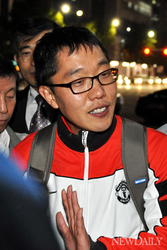 ▲ 개그맨 김제동은 2009년 성공회대에 편입학하면서 신영복 교수를 만났다. 단순한 사제지간이 아니라 현재까지도 함께 활동 하는 등 각별한 친분을 과시한다. ⓒ뉴데일리 DB