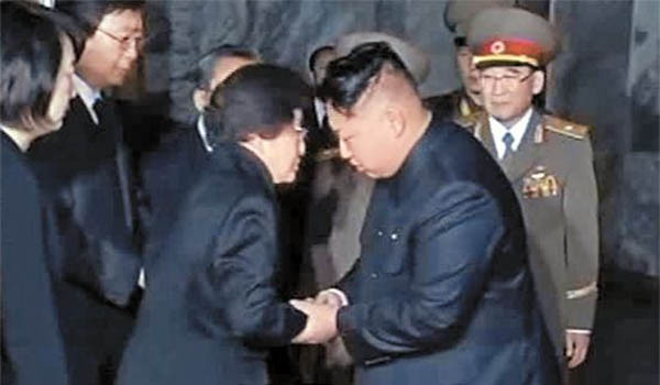 ▲ 2011년 12월 김정일이 죽은 뒤 북한을 찾아 조문하는 이희호 씨와 이를 맞이하는 김정은. ⓒ北 선전매체 화면캡쳐