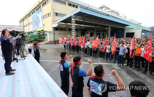 ▲ 금호타이어 노조가 전면파업에 돌입한 지난 17일 오전 광주 광산구 금호타이어 광주공장에서 노조원들이 파업 집회 벌이며 구호를 외치고 있다.ⓒ연합